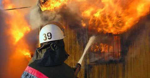 Пытаясь спасти соседку из огня, мужчина с тяжелыми ожогами (90% тела) госпитализирован