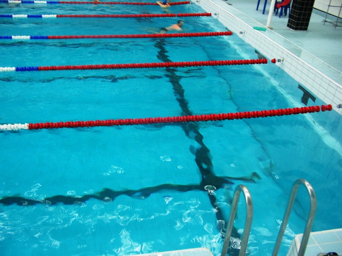15 января на уроке плавания в школьном бассейне чуть не утонул 8-летний мальчик.