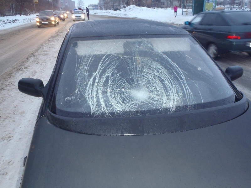 В Кирове 7-классница попала под колеса авто по дороге в школу
