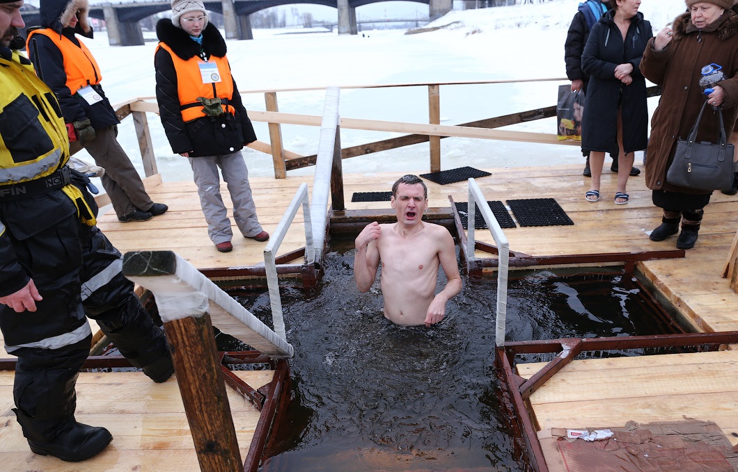 По информации МЧС, в Кировской области 9,5 тысяч приняли участие в крещенских купаниях