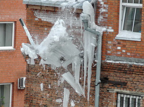 Когда в Кирове прекратятся трагедии из-за рухнувшего снега с крыш: 22 февраля пострадал 8-летний ребенок