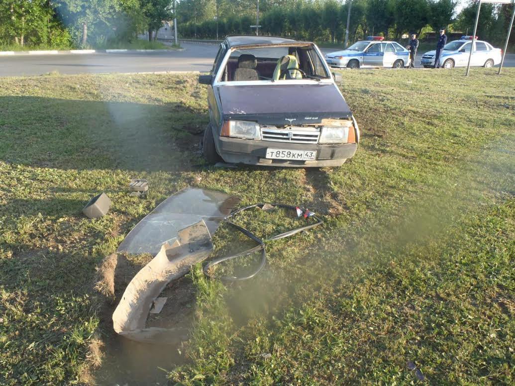 В Кирове водитель, находящийся в состоянии алкогольного опьянения, на автомобиле врезался в бордюр