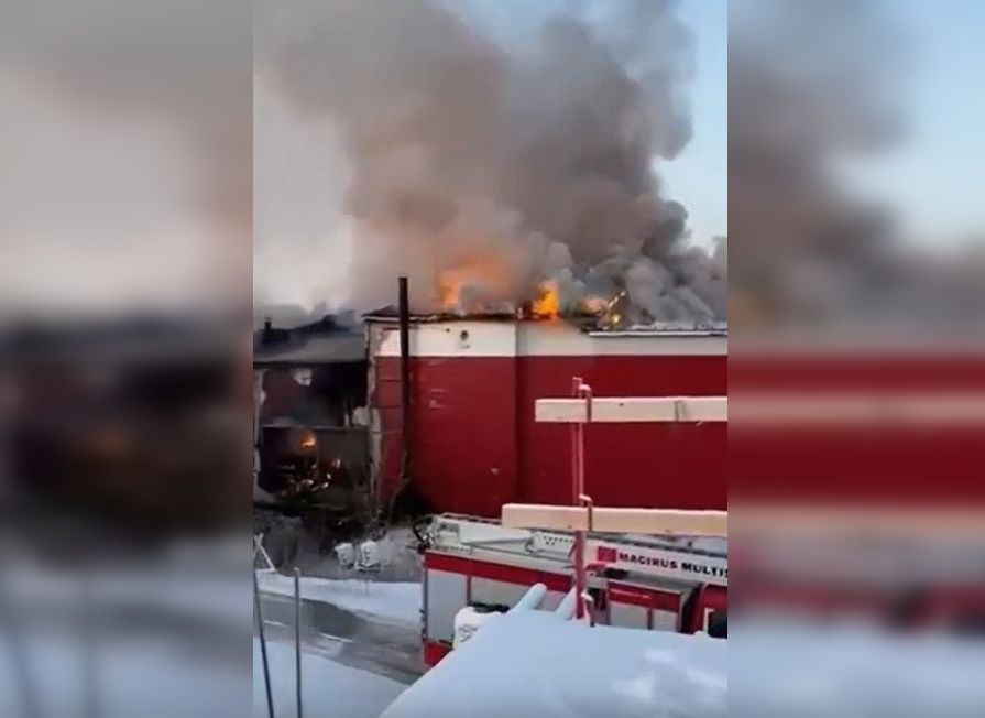 Огромный пожар на белорусском заводе в Санкт-Петербурге