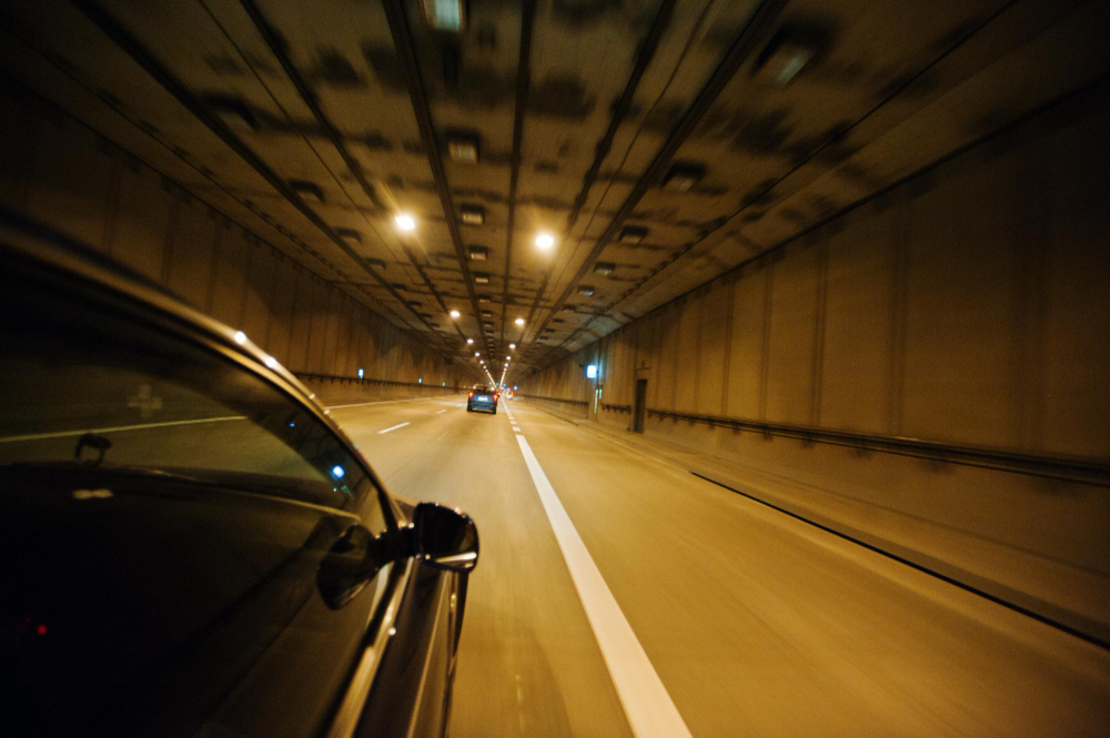 Вид из окна автомобиля автомобиль движется по туннелю на свету