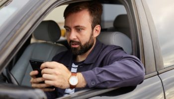 Уклонисты не смогут получить права, предупредил глава ГИБДД